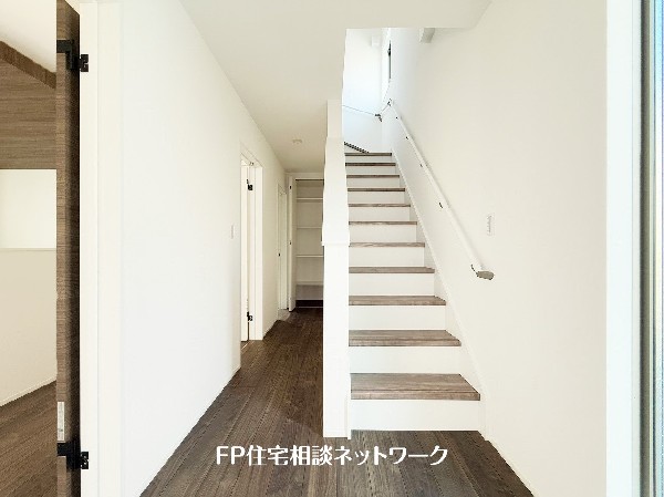 階段部分には自然の光を取り込むことの出来る、窓を配置しており明るい空間！お掃除の際には空気の換気などにも便利です。