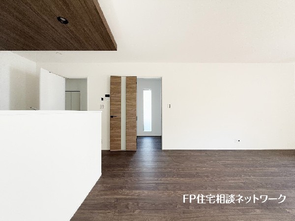 想像以上の質感が訪れる者の心を離さない。フローリング素材、窓の配置、壁面タイル、カラーバランス、どれをとってもワンランク上の仕上がり。