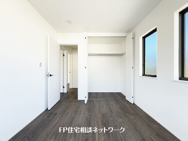 シックな色合いを基調にしたフローリングは心地よく飽きのない色合いで、カーテン、家具などのインテリアを合わせやすいのもうれしい。