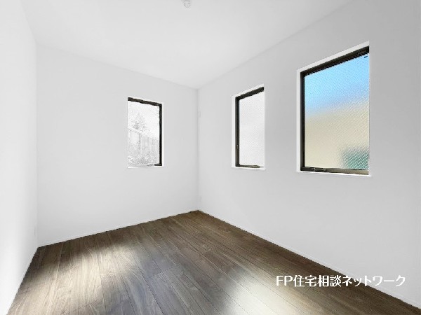 光を取り込みやすい2面採光の居室は日当良好。クローゼットの完備で収納スペースも十分。お子様にとっての「自分の部屋」。学習デスクやベッドの配置もラクラクです。