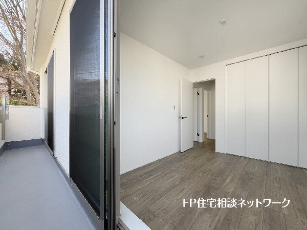 南からの明るい光が差しこむ陽だまりの空間。南に面したバルコニーでお洗濯もあっという間に乾きそう。家事もスムーズにこなせる。太陽の匂いが感じられる心地よさ。