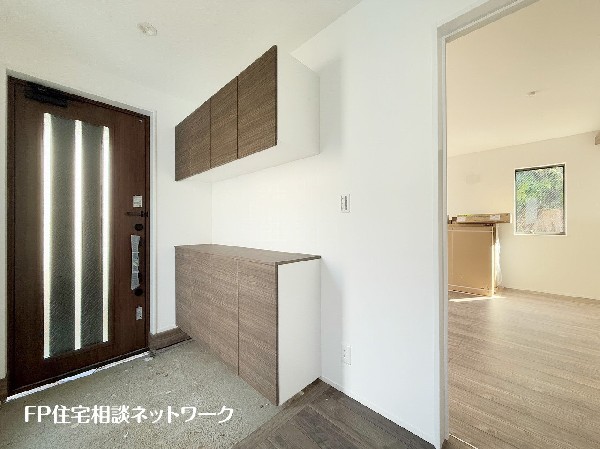 玄関ホールがスッキリ広々としていると帰る時も出ていく時も気持ちが良い。来客を出迎える玄関が綺麗ならその家の印象が良くなる。