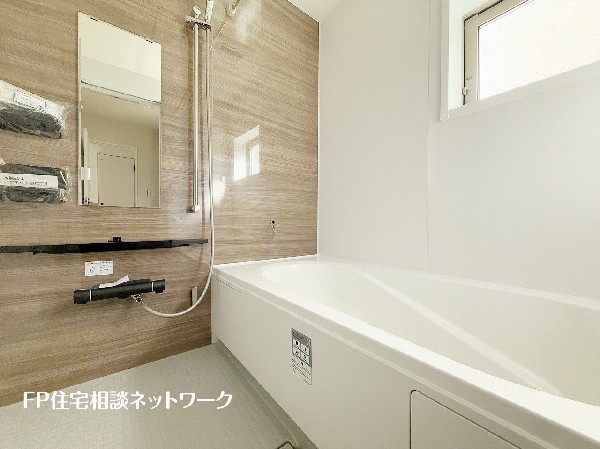 ゆったり入れる一坪バス。足を伸ばして入れるサイズは一日の疲れを癒すのに嬉しい広さ。お子様と一緒の入浴でも充分な広さです。