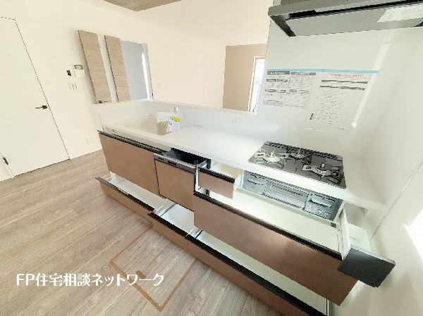 スライド収納付きのシステムキッチン。料理器具なども収納できて出し入れもスムーズ。収納量もたっぷりなので料理器具やストック調味料なども入れられる。