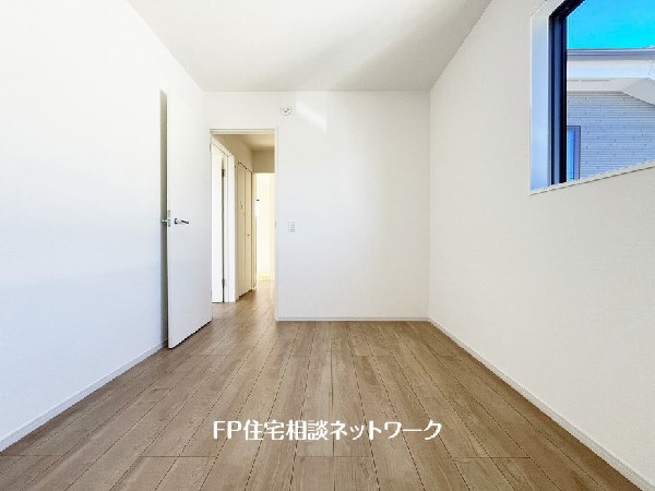 収納力が豊富な大型クローゼット。普段着やスーツはもちろんのこと、コート類などもしっかり掛けられます。奥行きもあり、部屋がスッキリしますね。