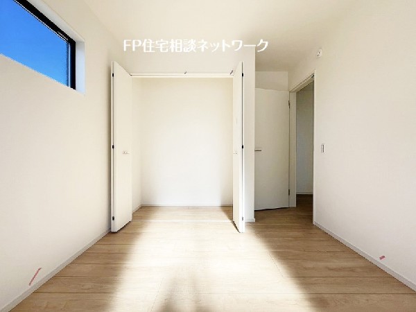 全居室には大型の収納クローゼットを完備。普段使いのお洋服や小物はもちろん、季節物のお洋服などもしっかりと整理整頓出来る。居室空間を隅々まで使えるのが嬉しい。