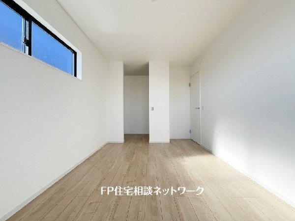 深いやすらぎへと誘う主寝室。ゆとりの広さと、落ち着いた内装仕様でプライベートな時間を心豊かにお過ごしいただけるように配慮。