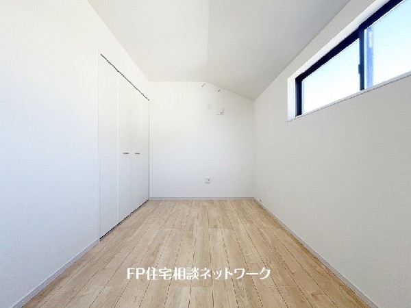 光を取り込みやすい2面採光の居室は日当良好。クローゼットの完備で収納スペースも十分。お子様にとっての「自分の部屋」。学習デスクやベッドの配置もラクラクです。