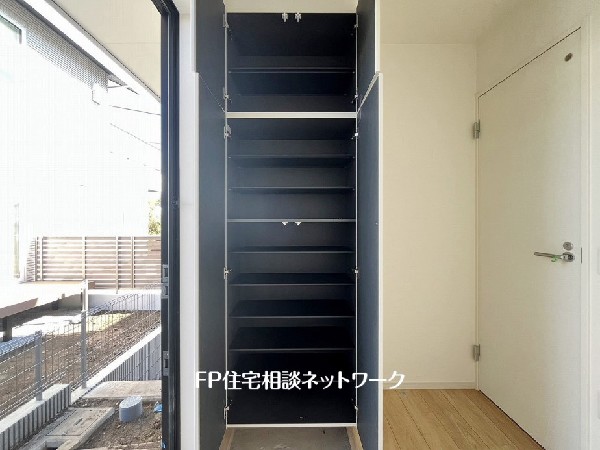 散らかりがちな玄関をスッキリと保てる玄関収納は、家の中に入る時一番最初に目に付く場所だからこだわりたい。落ち着いた色目が、室内のカラーやデザインと調和。 