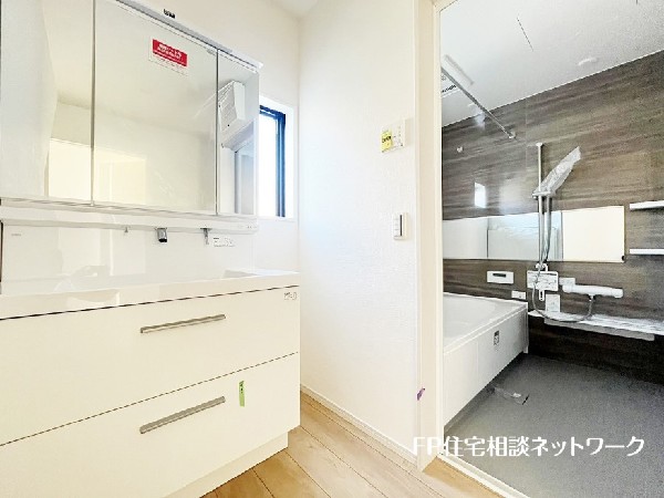 鏡の裏に収納棚を確保した三面鏡を採用。化粧品や歯ブラシなどを機能的に収納。