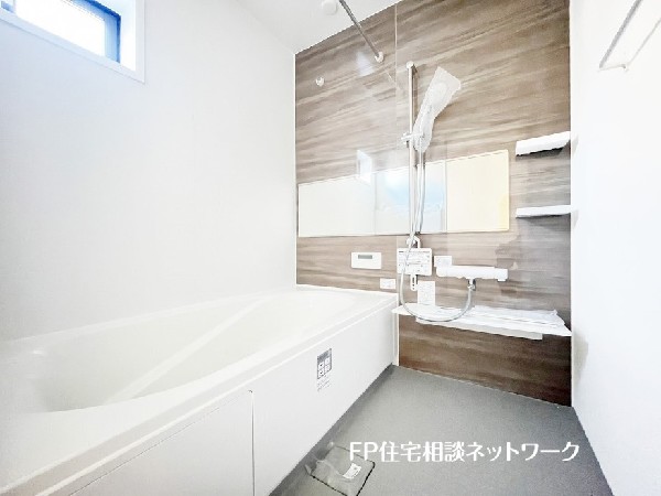 ゆったり入れる一坪バス。足を伸ばして入れるサイズは一日の疲れを癒すのに嬉しい広さ。お子様と一緒の入浴でも充分な広さです。