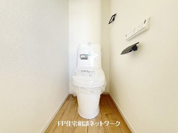 ウォシュレット、暖房便座機能付のトイレです。従来型に比べ節水効果があり、お手入れもしやすいので、家計も家事の負担も軽減してくれます。