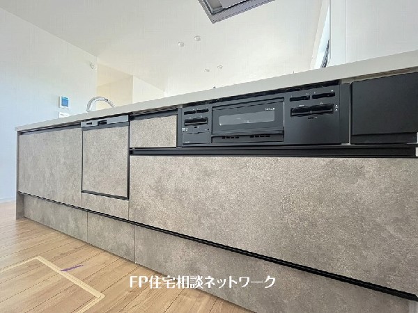 新しいキッチンは食事の支度も楽しく出来る。お手伝いをしてくれるお子様と並びながら準備や片付けが出来るキッチンは、ご家族のコミュニケーションを育む場として活躍します。