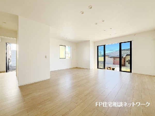 オープンな空間を生み出す、広がりとゆとり。家族と過ごす時間を大切にしたい方にぴったりのゆとりある住空間です。日差しがリビングの隅々までしっかりと届きます。