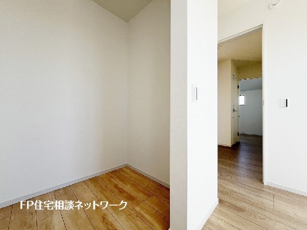 居室空間をすっきり保てる、ウォークインクローゼット付です。広いため、収納家具をこの空間に設置することもできます。小物、かさばるスーツケースなど幅広く
