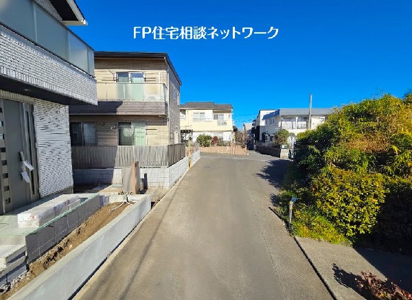 外観:2階建てが建並ぶ閑静な住宅街に位置し通りから1本入った場所に位置し静かな日常を送ることができます。