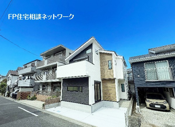 外観:【類似外観同仕様】施工例のため分譲中の建物とは外壁、屋根開口部等の形状・仕様が異なります。