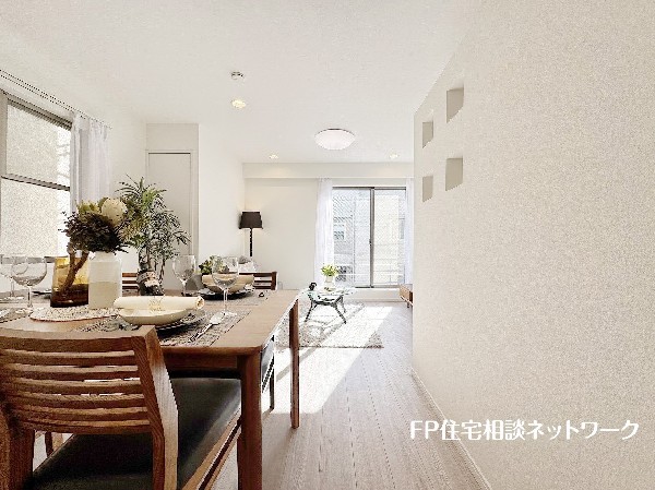 オープンな空間を生み出す、広がりとゆとり。家族と過ごす時間を大切にしたい方にぴったりのゆとりある住空間です。日差しがリビングの隅々までしっかりと届きます。