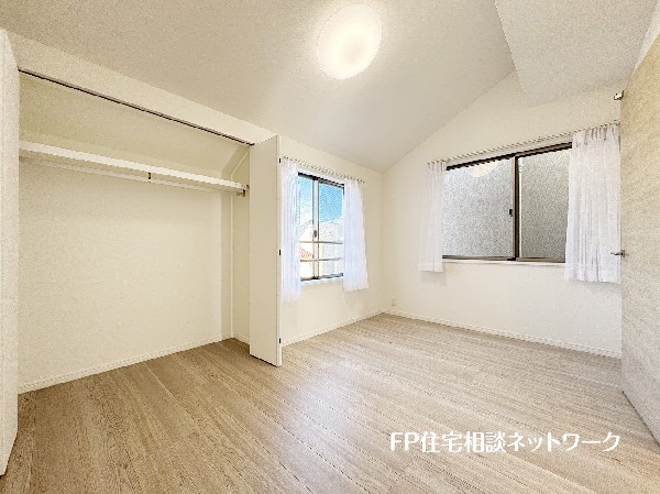 収納力が豊富な大型クローゼット。普段着やスーツはもちろんのこと、コート類などもしっかり掛けられます。奥行きもあり、部屋がスッキリしますね。