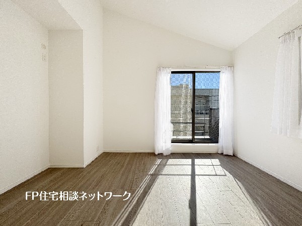 大きな窓で日差しを長時間受ける事が出来る暖かいお部屋です。もちろんペアガラスで、遮音性にも優れ、結露も発生しにくい構造。