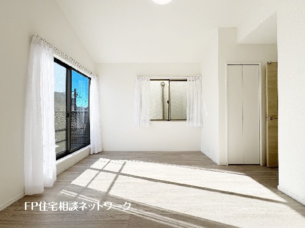 2面採光でお部屋の隅々まで明るい印象の居室。おひさまの光を、爽やかな風をたっぷりと取り込めます。居室内はいつも明るいので、毎日の生活も自然と明るくなりますね。