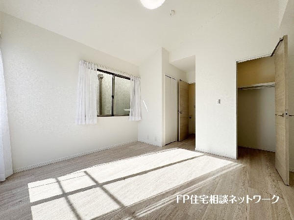 シックな色合いを基調にしたフローリングは心地よく飽きのない色合いで、カーテン、家具などのインテリアを合わせやすいのもうれしい。