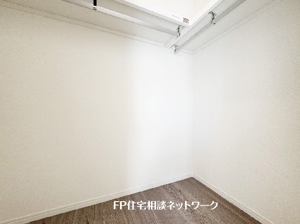 ウォークインクローゼットのある住まいで収納上手な生活を実現。衣類だけでなく、箱物や思い出の品もたっぷり収納できます。