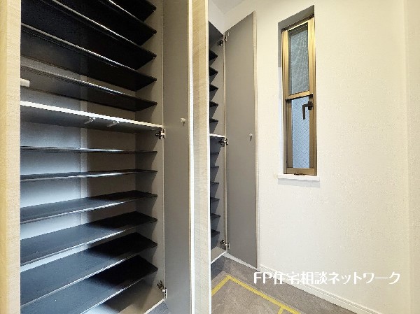 散らかりがちな玄関をスッキリと保てる玄関収納は、家の中に入る時一番最初に目に付く場所だからこだわりたい。落ち着いた色目が、室内のカラーやデザインと調和。