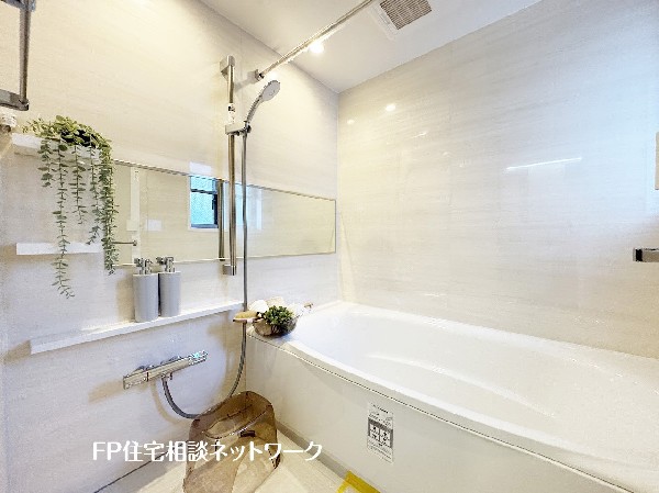 ゆったり入れる一坪バス。足を伸ばして入れるサイズは一日の疲れを癒すのに嬉しい広さ。お子様と一緒の入浴でも充分な広さです。