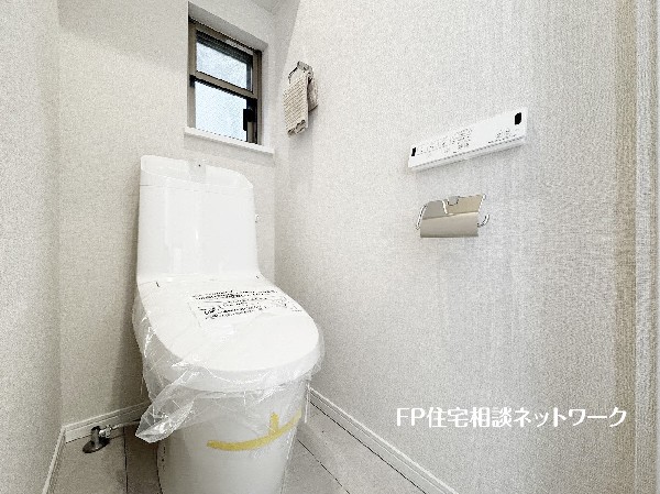 ウォシュレット、暖房便座機能付のトイレです。従来型に比べ節水効果があり、お手入れもしやすいので、家計も家事の負担も軽減してくれます。