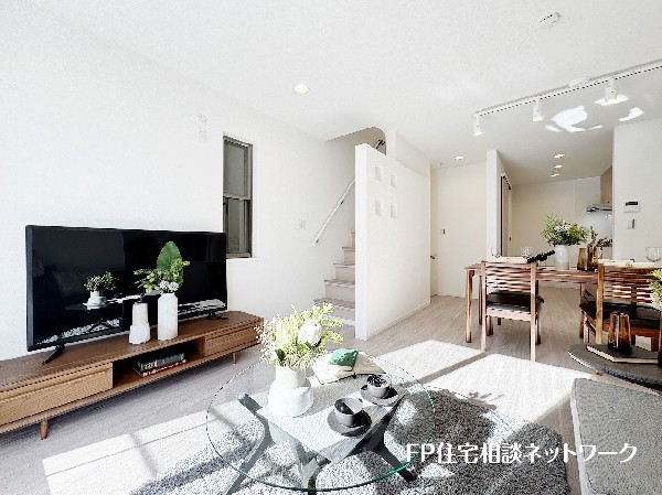 大切な家族が集まるからこそLDKにはこだわりたい。日当たりのよい広いＬＤＫを、子供たちが元気に走り回っている姿を見た時「広い家にして良かった」と思う。