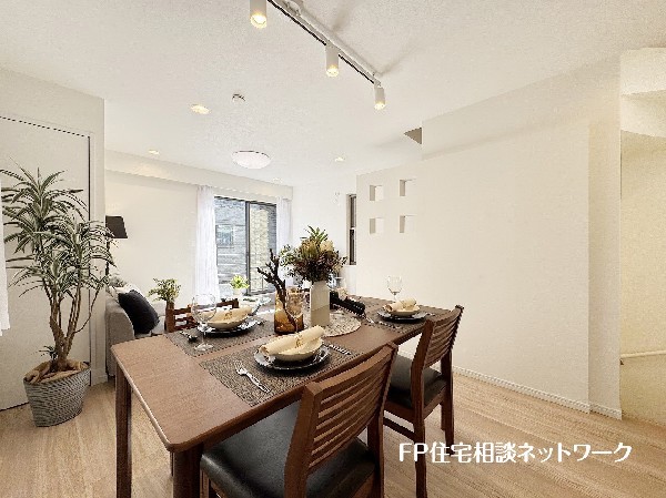 ダイニングテーブルやソファーなどの家具もしっかりと配置できます。ゆったりとした広さの空間でご家族だんらんの時間をお過ごしください。