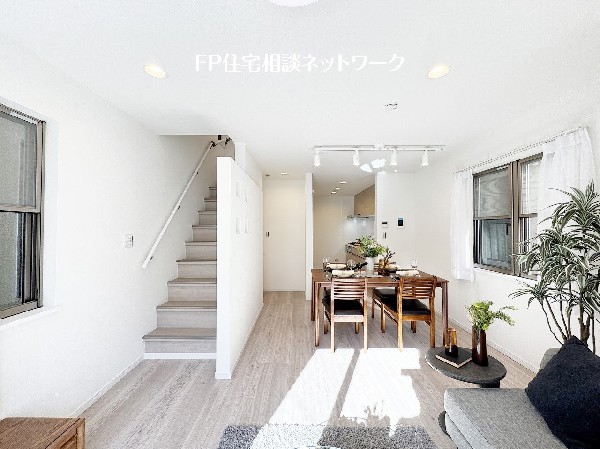 想像以上の質感が訪れる者の心を離さない。フローリング素材、窓の配置、壁面タイル、カラーバランス、どれをとってもワンランク上の仕上がり。