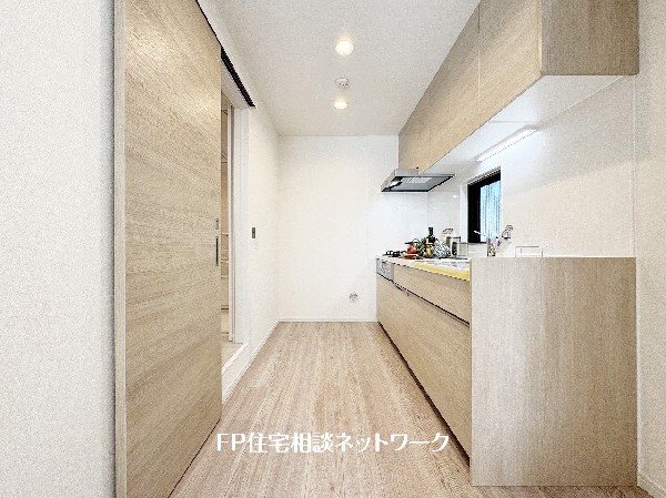 広々キッチンは収納も大容量。お鍋やフライパン、油や調味料はもちろんのこと、ビールや非常食なども収納できるほどの収納スペースを確保しています。