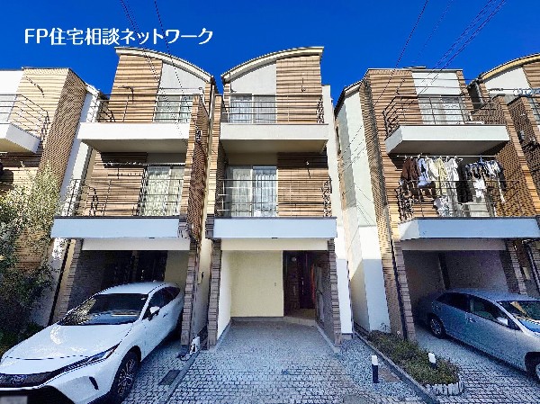 外観:フルリフォーム済戸建！4.5ｍ幅員の南道路に面し、太陽の日差しが降りそそぐ、明るいスタイリッシュなデザイナーズハウスです。