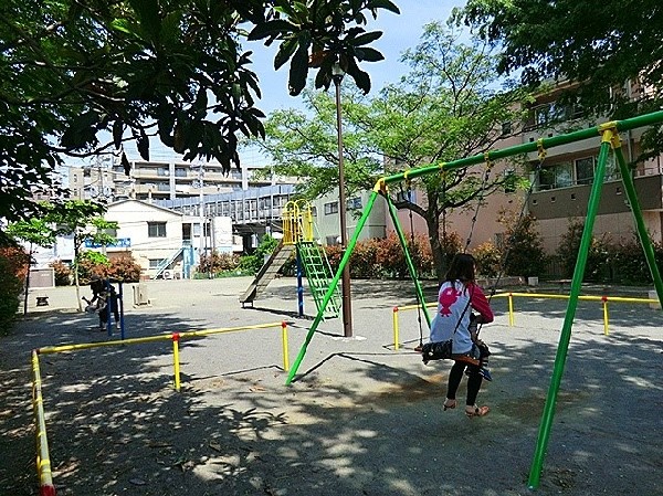 周辺環境:箕輪町公園 (青空の下で駆け回ったり、遊具で遊んだり、思い思いの遊びができます。子供たちの元気で楽しそうな声が響き渡ります。)