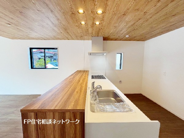 対面式のカウンターキッチンですので、出来上がったお料理をカウンターに並べてお子様が運ぶなど、お手伝いの時間も増えそうですね。