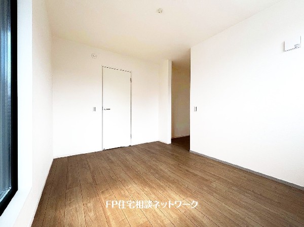 深いやすらぎへと誘う主寝室。約7.5帖のゆとりの広さと、落ち着いた内装仕様でプライベートな時間を心豊かにお過ごしいただけるように配慮。