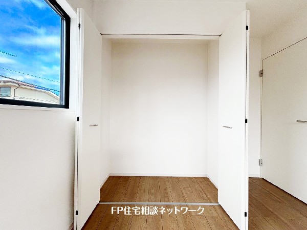 全居室には大型の収納クローゼットを完備。普段使いのお洋服や小物はもちろん、季節物のお洋服などもしっかりと整理整頓出来る。居室空間を隅々まで使えるのが嬉しい。