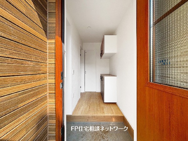 玄関ホールがスッキリ広々としていると帰る時も出ていく時も気持ちが良い。来客を出迎える玄関が綺麗ならその家の印象が良くなる。