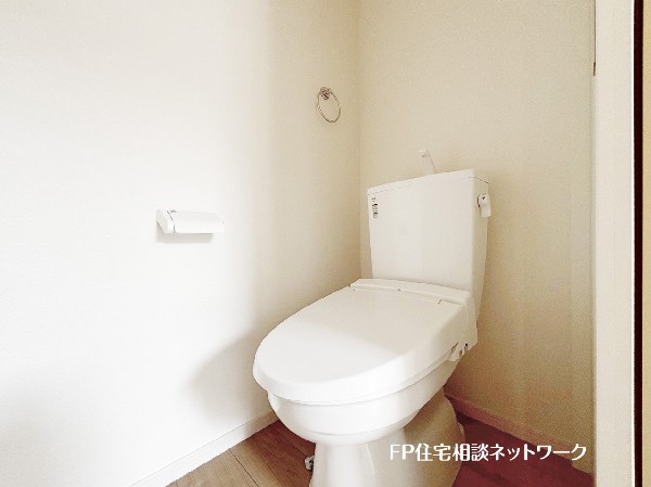 ウォシュレット、暖房便座機能付のトイレです。従来型に比べ節水効果があり、お手入れもしやすいので、家計も家事の負担も軽減してくれます。