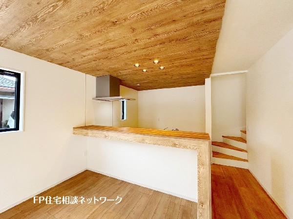 リビングで遊ぶお子様を見守りながらお料理が出来る対面式カウンターキッチンは、料理をしながらご家族との会話を楽しめます。毎日のお料理も楽しくなりますね。