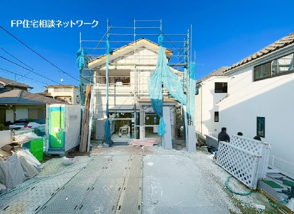 外観:土地面積約160m2のゆとりの敷地！南西角地で南側からの太陽の日差しが降りそそぐ明るい住宅です。
