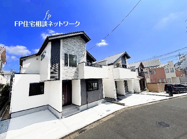 外観:【類似外観同仕様】施工例のため分譲中の建物とは外壁、屋根開口部等の形状・仕様が異なります。