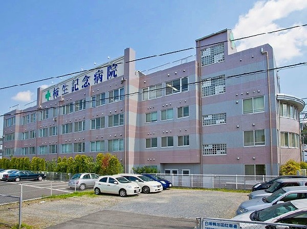 周辺環境:柿生記念病院(診療部門も多く救急外来も受付しているので、ご家族の「いざ」と言う時にも安心です。バスの運行も多く交通手段も豊富です。)