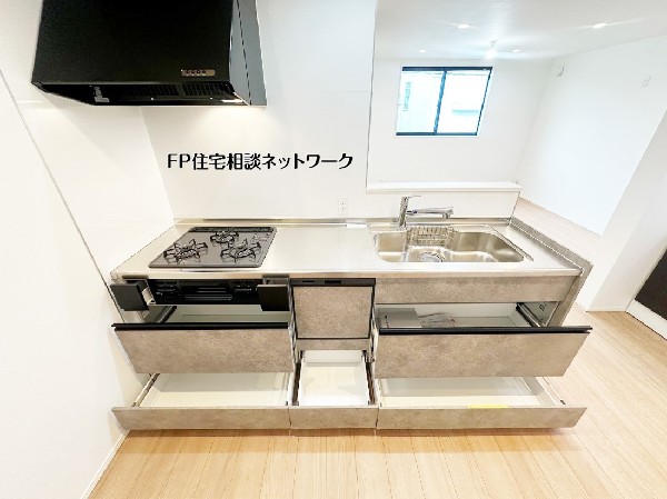 【キッチン】  家族が自然と顔を合わせるリビング階段のある住まい。キッチンはデザイン性と機能性を兼ね備えた石目調で、たっぷり入る収納も魅力です。