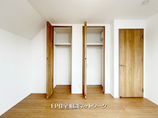 【クローゼット】2つの収納を備えた洋室は、衣類や季節物、小物までスッキリ収まる快適空間。生活感を見せずに整えられ、毎日の暮らしがより心地よく。