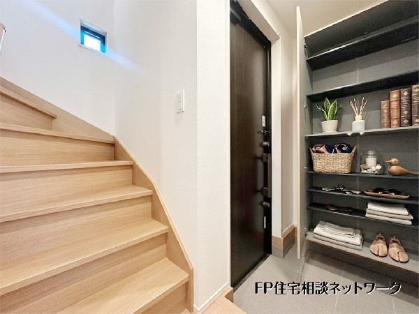 【シューズボックス】  本画像はAIがCGで家具作成しており、実際の現地に家具は設置されておりません。また、販売価格に家具等は含まれておりません。