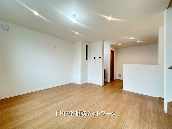 【LDK】  余白を活かしたシンプルな設計が上質さを際立てるリビング。床材の柔らかな色味が空間に奥行きを生み、暮らしを優雅に彩ります。