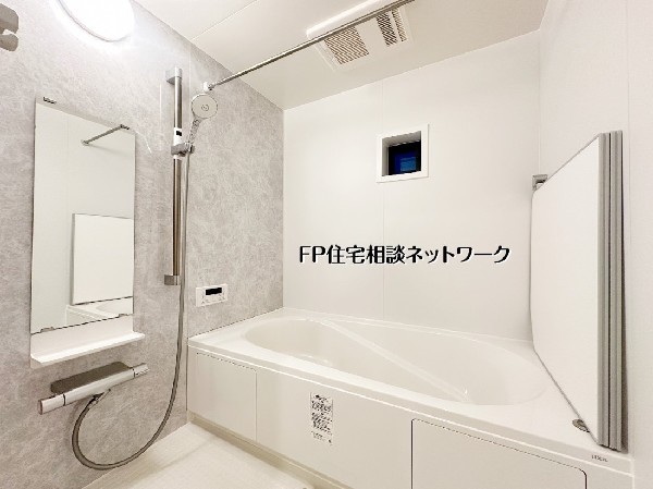【浴室】  明るく清潔感あふれるバスルーム。浴室暖房乾燥機付きで換気も衣類乾燥も◎。ゆったり浸かれる浴槽で、一日の疲れを癒せる快適な空間です。